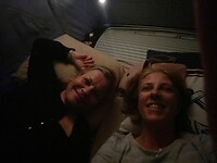 Omdat de nacht kort is, samen in de camper