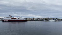 De kade van Kristiansund en daarvoor het cruiseschip
