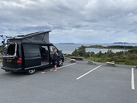Uitzicht op het strand het fjord