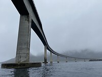 Onder de brug door