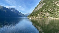 Hoge bergen aan de rand van het fjord