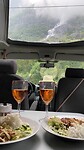 Avondeten met uitzicht op de waterval