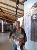 Chief Annemiek met huid van zee-otter om de schouders