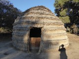 De chumash indianen woonden in hutten van tule reed, ook in de missiepost, tot hun bekering.
