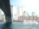Onder de Brooklyn Bridge door