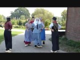 Demonstratie van het boerendansen op de klompen