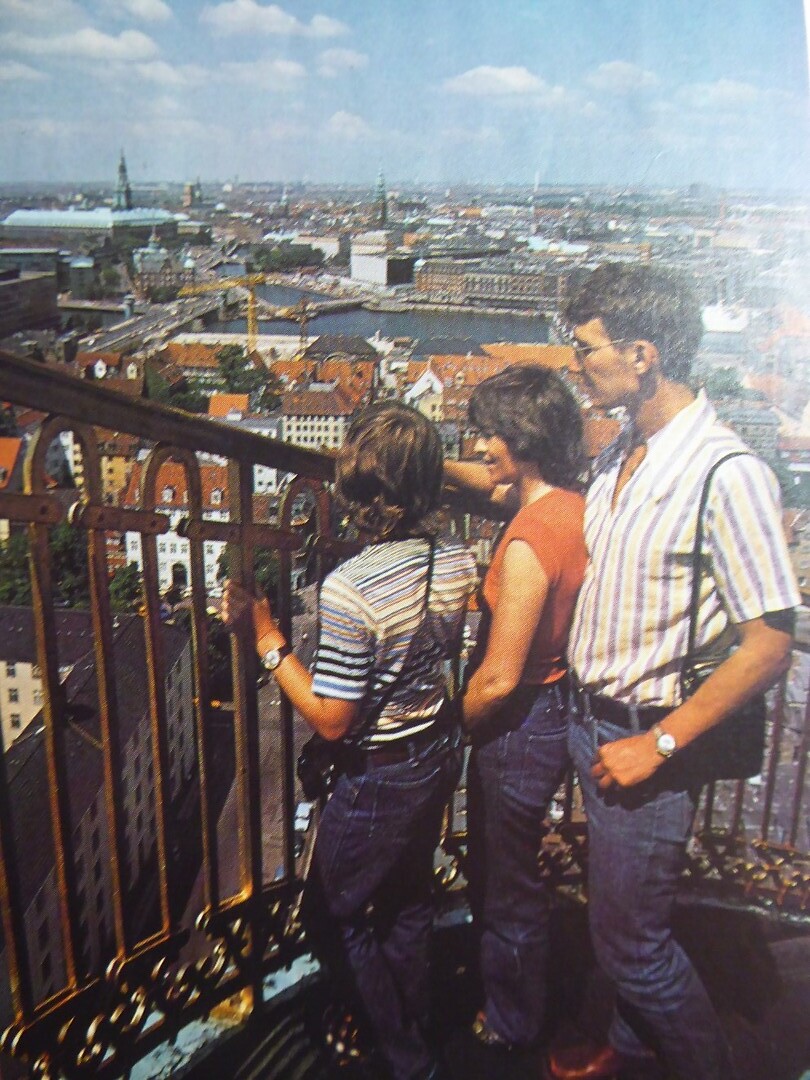 Vanaf de wenteltrap van de Kerk van onze Verlosser, maar dat zijn wij niet (juni 1985)