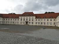 Het stadhuis tegenover slot Oranienburg