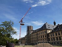Het dak gaat weer op de toren van het stadsslot