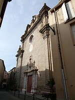 De kerk, die je beter op een afstand kunt bekijken.