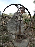 Ja, ja, dit is ook kunst langs het toegangspad naar Les Orgues.