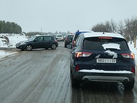 In de sneeuwfile: weg afgesloten; iedereen moest omkeren.