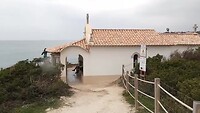 De blauwe baai van São Martinho do Porto (westkust Portugal)