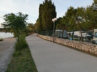 Wandel-/fietspromenade langs de baai.