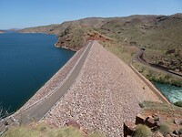 De dam over de Ord River: rechts de rivier; links het meer.