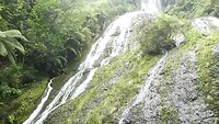 Waterval op boerenland (Whaihirere Falls)