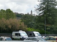 Camperplaats Bergamo met op de achtergrond de Citta Alta = het hoger gelegen historische centrum.