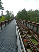 Looppad naast het treinspoor in het Zollverein, nu over een park.