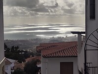 Uitzicht op zee vanuit Mijas. Aan de kust ligt Fuengirola.