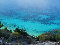 Begin rondje Lefkas met verschillende kleuren blauw in de Ionische zee