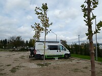 Nieuwe camperplaats in Gjirokaster. Het moet nog even groeien.