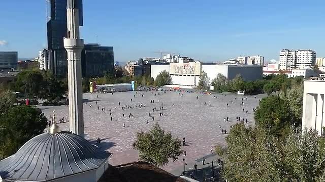 Uitzicht over het centrale Skanderbegplein in Tirana