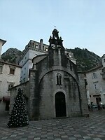 Hele oude kerk in historisch centrum van Kotor