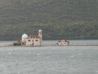 Twee eilandjes voor Perast in de Baai van Kotor