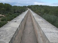 Bovenop het aquaduct: het smalle waterkanaal.
