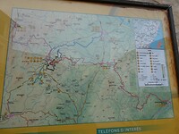 In het centrum van Tirig routebeschrijvingen van wandel- en fietspaden.