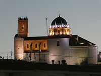 De mooi verlichte kerk van Altea bij avond