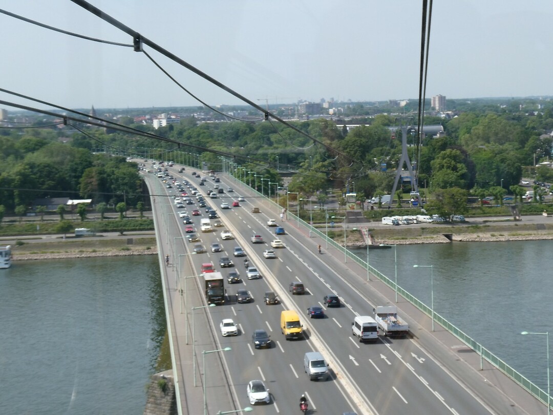 Met de kabelbaan over de brug