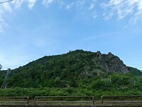 De ruïne boven Drachenfels vanaf het fietspad langs de Rijn