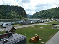 Camping in Sankt Goar met de Lorelei aan de overzijde van de Rijn