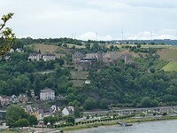 Uitzicht vanaf Burg Katz naar slot Rheinfels aan de overkant.