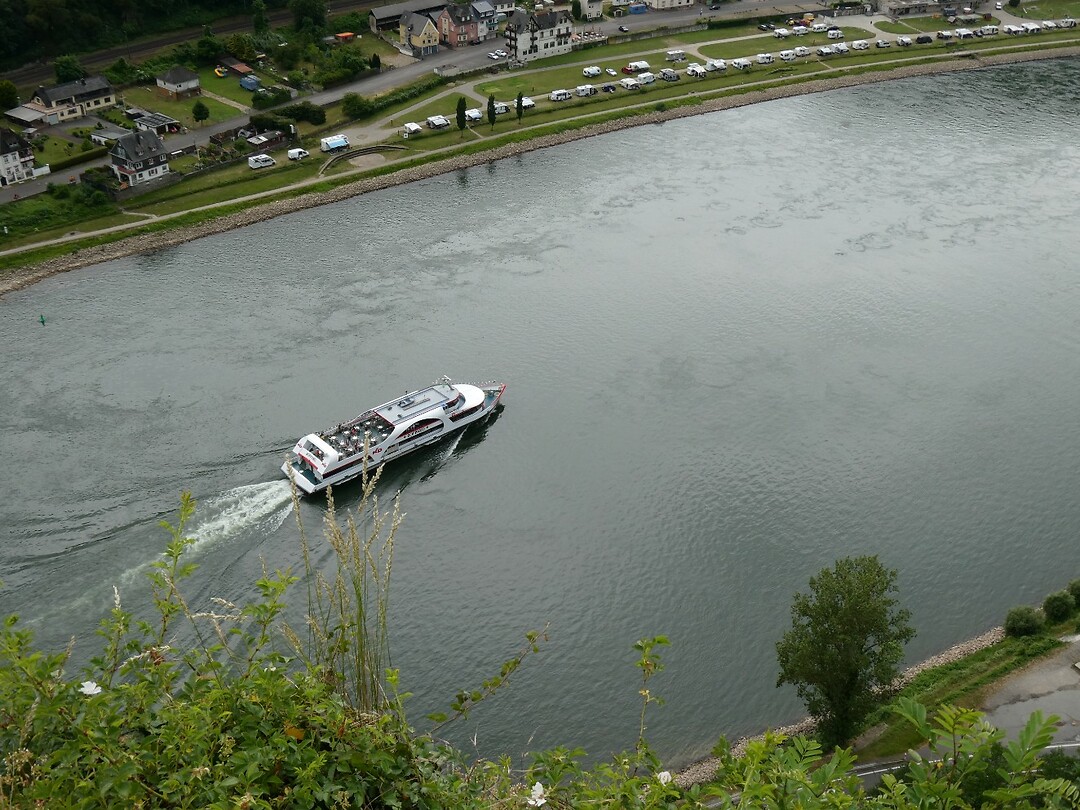 Scherpe, smalle, diepe bocht in de Rijn onder de Lorelei.