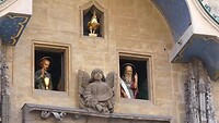 De apostelen komen te voorschijn in het uurwerk van de Old Town Hall Tower in Praag