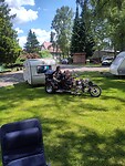 Met de motor en een caravannetje erachter.