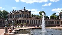 Zwingerpaleis met binnentuin in Dresden