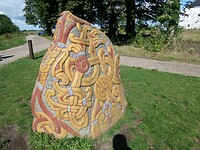 Een beschilderd kopie-exemplaar van de oudste runesteen van Jelling