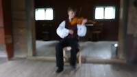 Jongen op de Hardangerviool in openluchtmuseum Fagernes