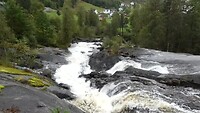 Grote waterval tussen Egersund en Hornnes; zuidwestelijke kant van de route 42.