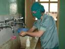 Anne aan het wassen voor OK
