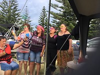 De singing ladies