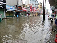 Overstroming in Hue, tot de knieën in het water...