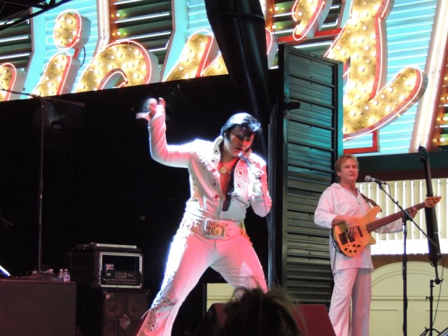 Nen nagemaakte Elvis