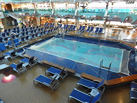 Het zwembad op het cruiseschip