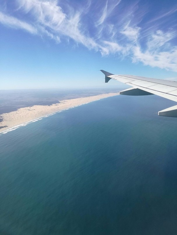 In het vliegtuig over Afrika vliegen