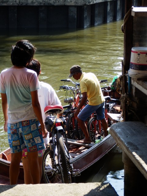 Met fietsen en al op de boot