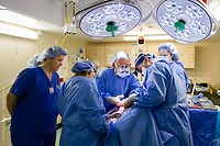 2015 Mercy Ships Anque&Irene aan het werk met een schildklierchirurg